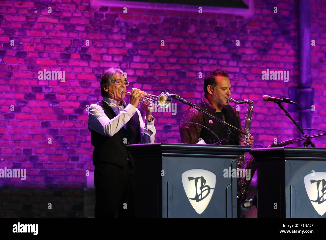 Die amerikanische Blues/Rock Sänger und Gitarrist Joe Bonamassa vor einem großen Publikum an der Hampton Court Festival auf. Stockfoto