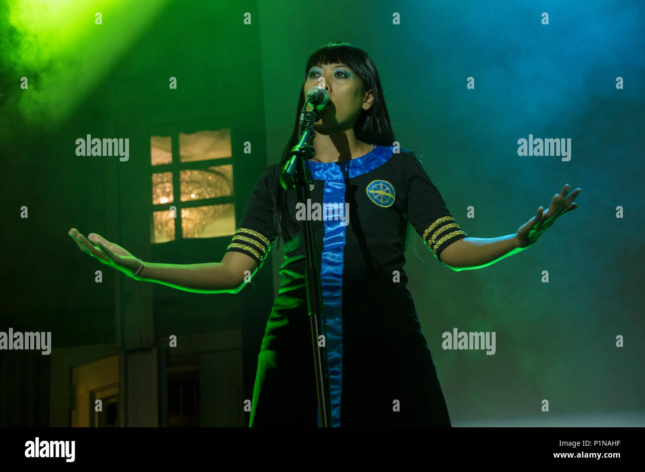 Madrid, Spanien. 12 Juni, 2018. Filastine & Nova am Platz Santa Ana in Madrid für die Öffnung der ZIP-Festival von Teatro Español mit ihrer Show "Drapetomania" Credit: Lora Grigorova/Alamy Leben Nachrichten organisiert Stockfoto