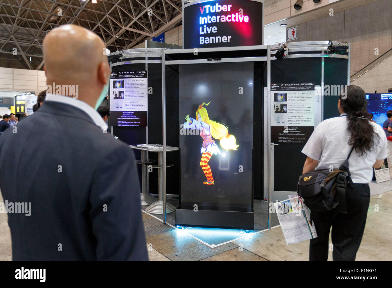 Chiba, Japan. 13. Juni 2018. Besucher sehen Sie sich eine interaktive Live Banner VTuber während Digital Signage Japan (DSJ) im Makuhari Messe Convention Center am 13. Juni 2018, Chiba, Japan. DSJ ist die grösste Messe in Japan präsentiert innovative digitale Kommunikation und interaktive Technologie Lösungen für Kunden- und mitarbeiterorientierte Organisationen. Die Veranstalter erwarten 140.000 Besucher während der dreitägigen Ausstellung läuft bis zum 15. Juni. Credit: Rodrigo Reyes Marin/LBA/Alamy leben Nachrichten Stockfoto