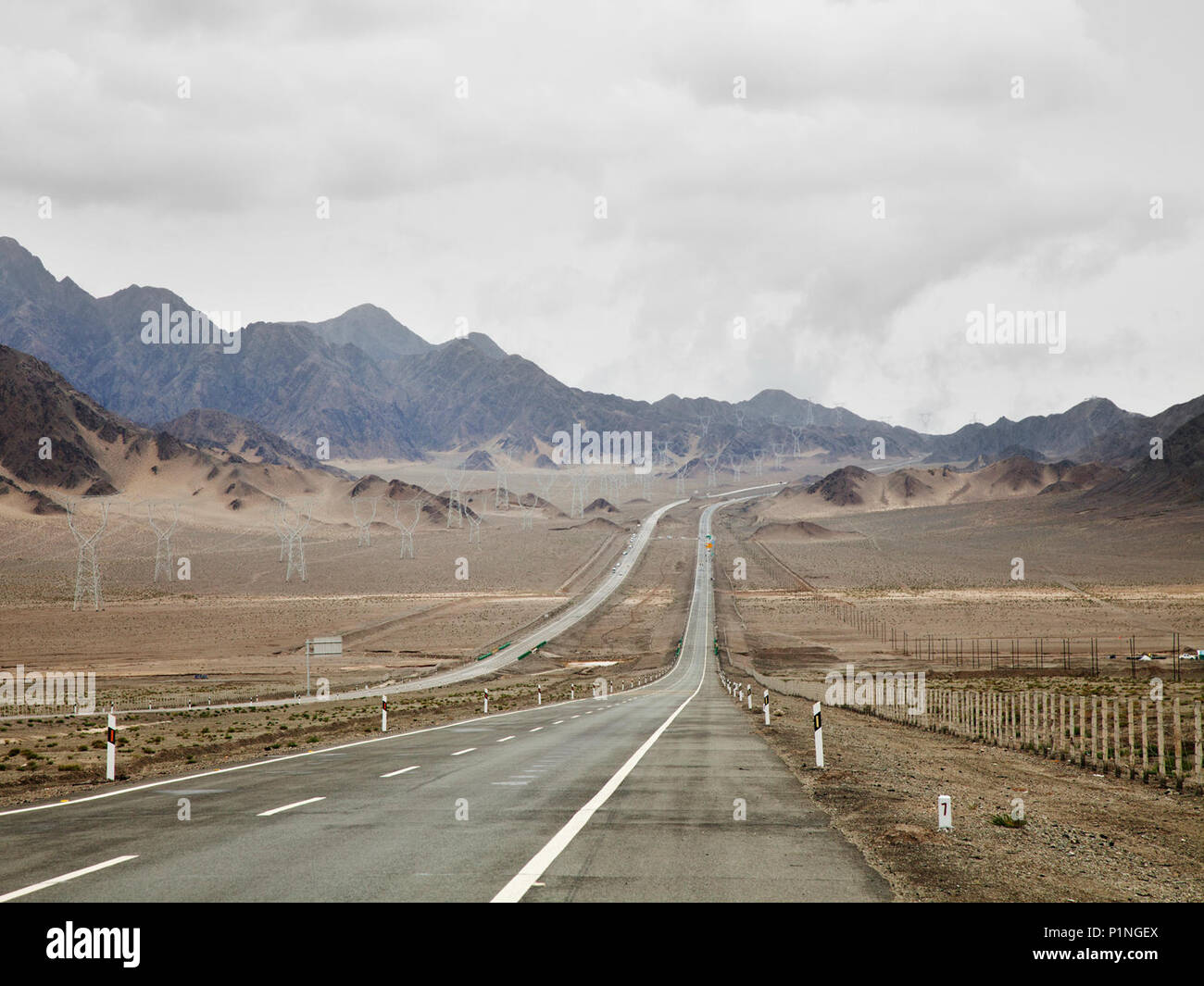 China. 13. Juni, 2018. 215 National Highway in Qinghai August 2017. chinesische Fotograf Wang Qing verwendet die Kamera die Entwicklung der Westlichen Wüste in die aktuelle Zeit aufzeichnen. Credit: SIPA Asien/ZUMA Draht/Alamy leben Nachrichten Stockfoto