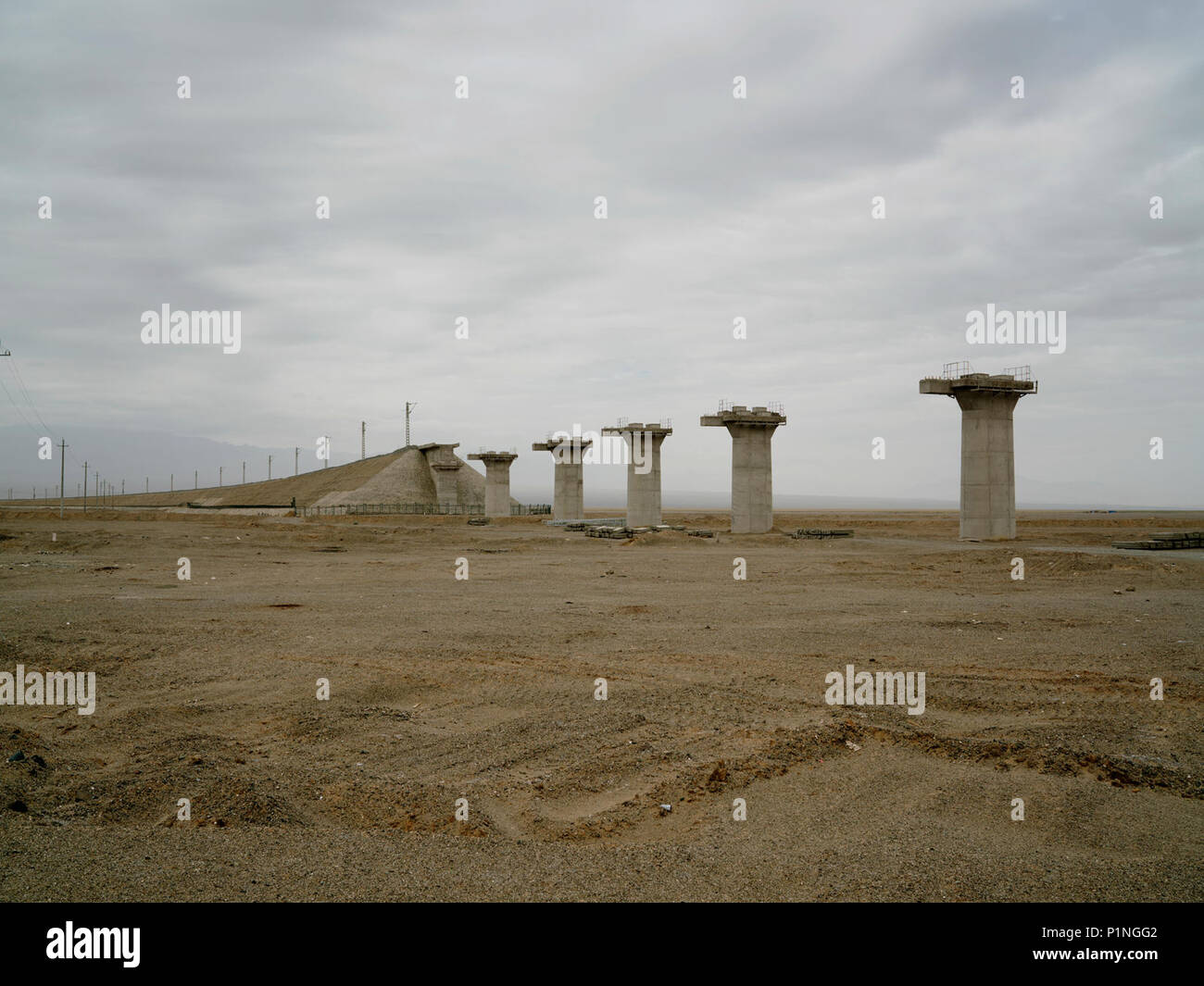 China. 13. Juni, 2018. Kuqa Eisenbahnbrücke im Bau in Qinghai August 2017. chinesische Fotograf Wang Qing verwendet die Kamera die Entwicklung der Westlichen Wüste in die aktuelle Zeit aufzeichnen. Credit: SIPA Asien/ZUMA Draht/Alamy leben Nachrichten Stockfoto