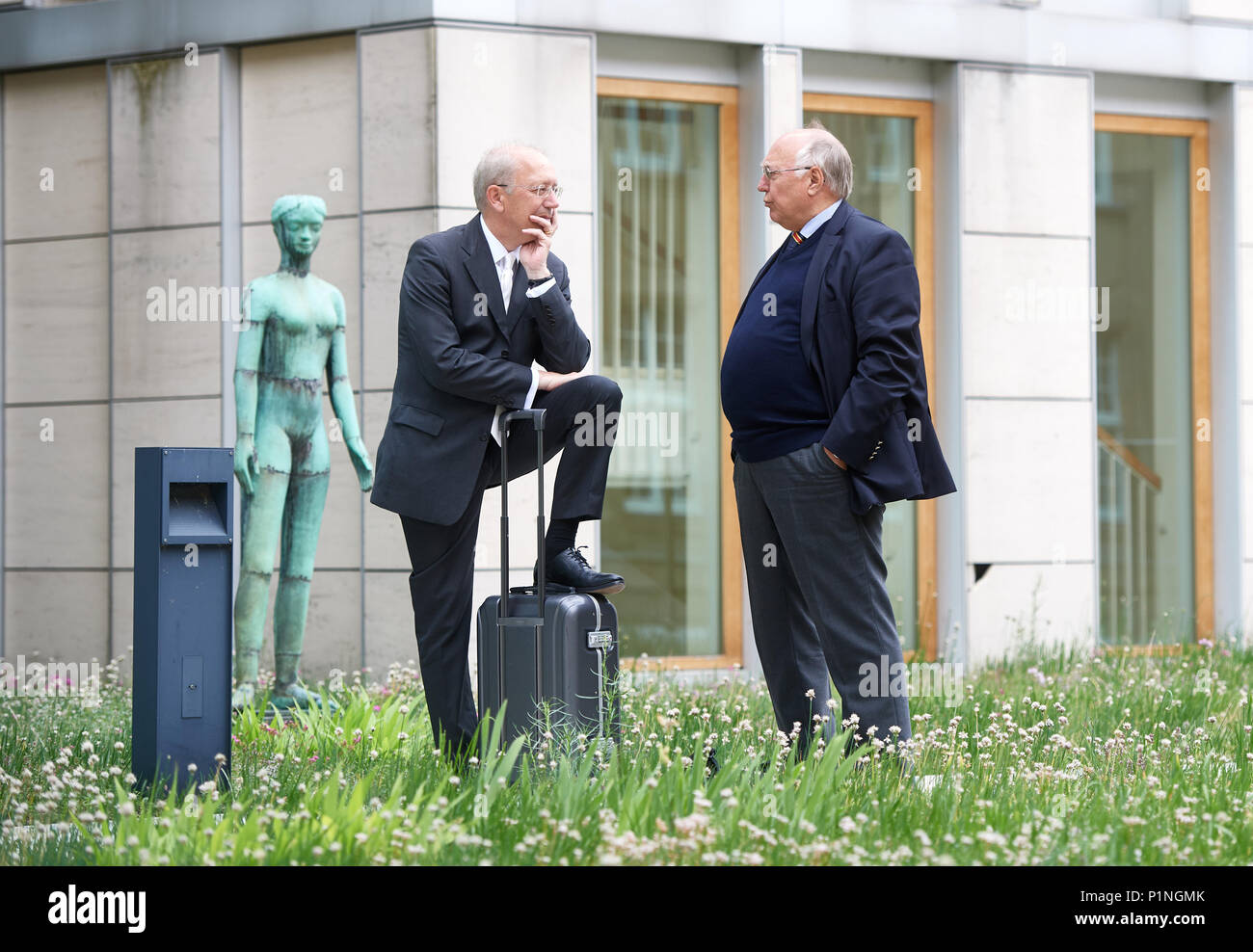 13 Juni 2018, Düsseldorf, Deutschland: Ehemalige Carlsberg Deutschland Vorsitzenden Wolfgang Burgard (R) spricht mit seinem Rechtsanwalt Ulrich Quack auf der Dachterrasse des Oberlandesgerichts während des Wartens auf den Versuch mit einer Stunde Verspaetung zu starten. Der brauereikonzern Carlsberg ist das Land gegen eine Strafe Bekanntmachung über die Kartellrechtlichen Förderregion. Die Regierung cartell Büro hat eine Geldstrafe von 338 Millionen Euro in insgesamt ausgegebenen zu elf Unternehmen, Verbände und die verantwortlichen Personen im Jahr 2014 wegen illegalen gemeinsamen Preise zum Nachteil der Verbraucher. Foto: Bernd Thissen/dpa Stockfoto