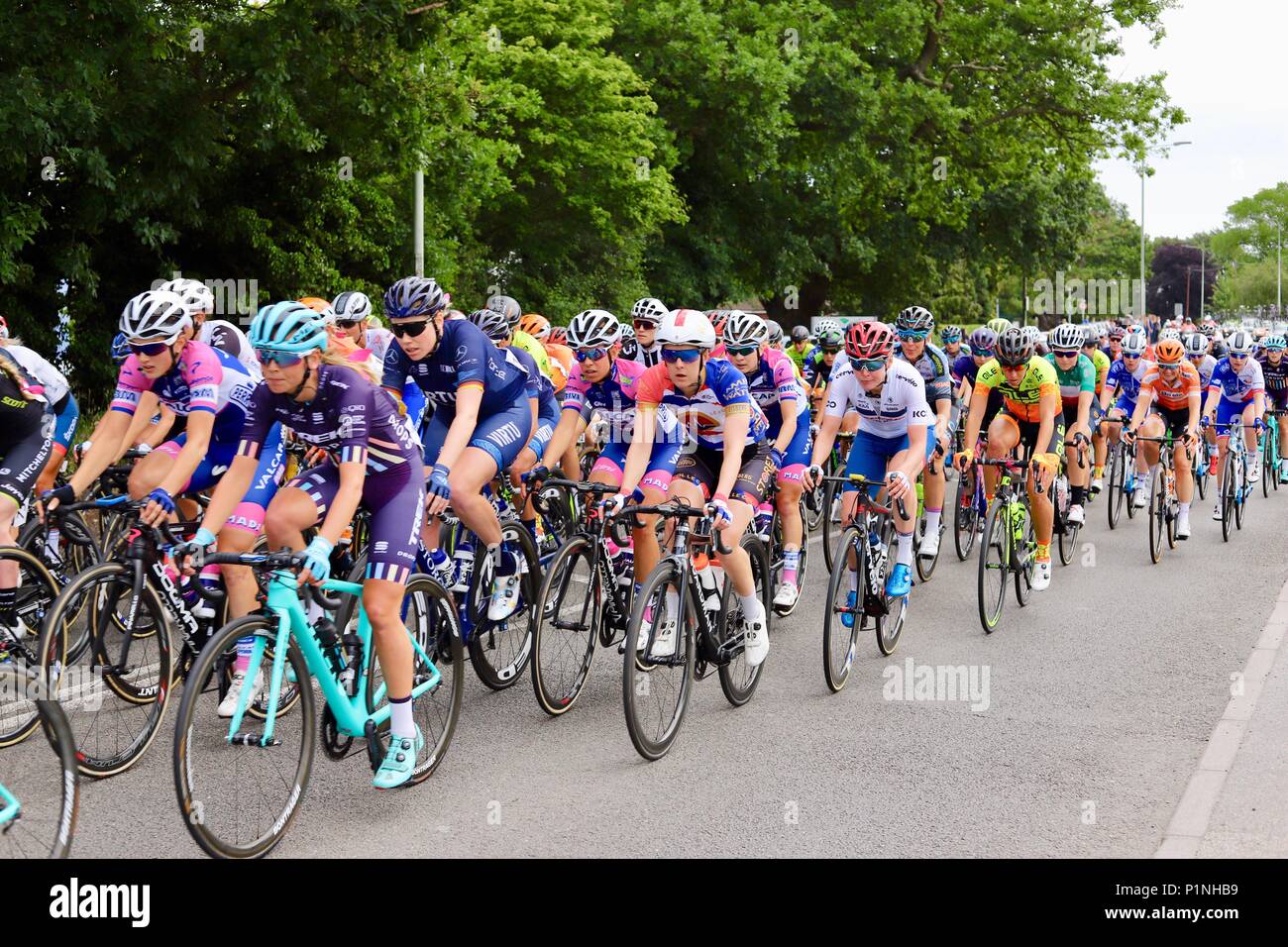 Kesgrave, UK. 13. Juni 2018. Britische Nachrichten: OVO Energie Frauen Tour Etappe 1 verläuft durch Kesgrave, Suffolk an diesem Morgen. Credit: Angela Chalmers/Alamy leben Nachrichten Stockfoto