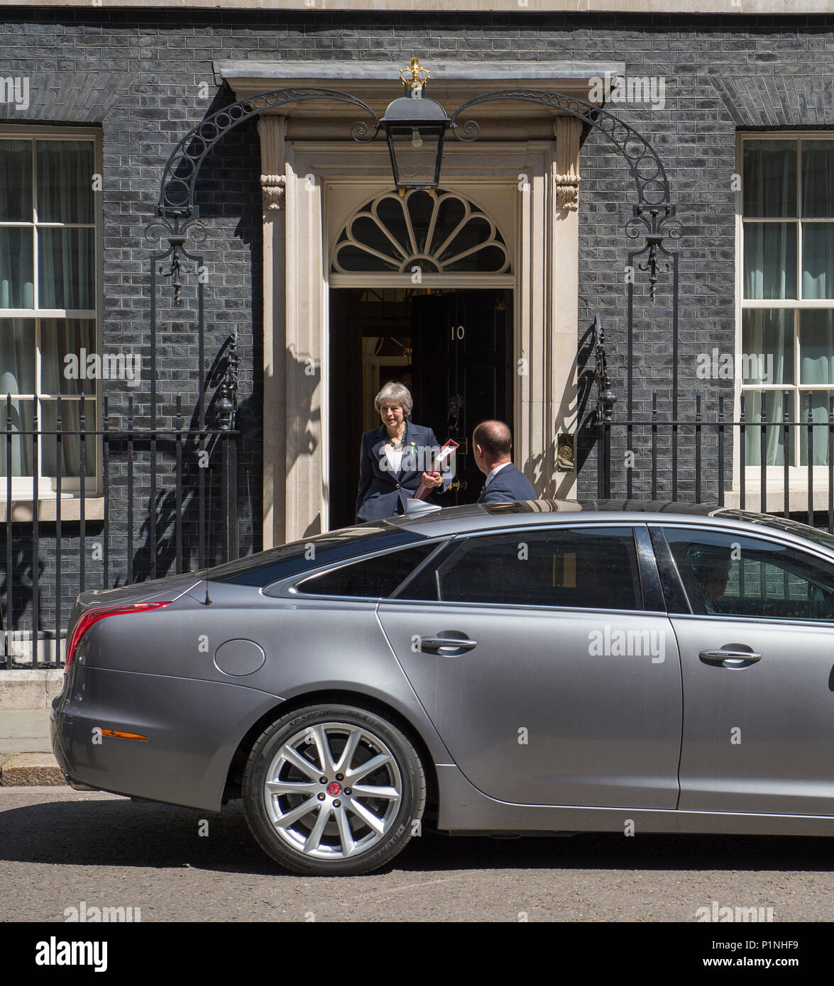 10 Downing Street, London, UK. 13 Juni, 2018. Der britische Premierminister Theresa May Blätter Downing Street 10 Auf dem Weg zum Parlament die Teilnahme an Prime Minister's Frage Zeit, die am Mittwoch um 12.00 Uhr statt. Credit: Malcolm Park/Alamy Leben Nachrichten. Stockfoto