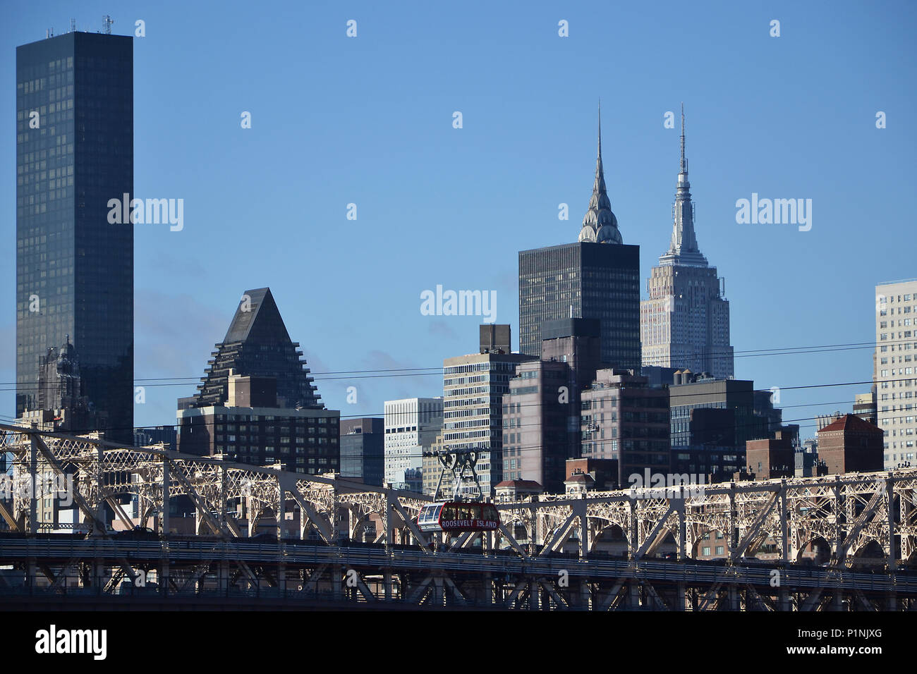 Blick von Roosevelt Island in die Queensboro Bridge und im Hintergrund die Skyline von Manhatten, New York USA 2017. Blick von Roosevelt Island auf der Queensboro Bridge, und im Hintergrund die Skyline von Manhattan, New York, USA 2017 Stockfoto