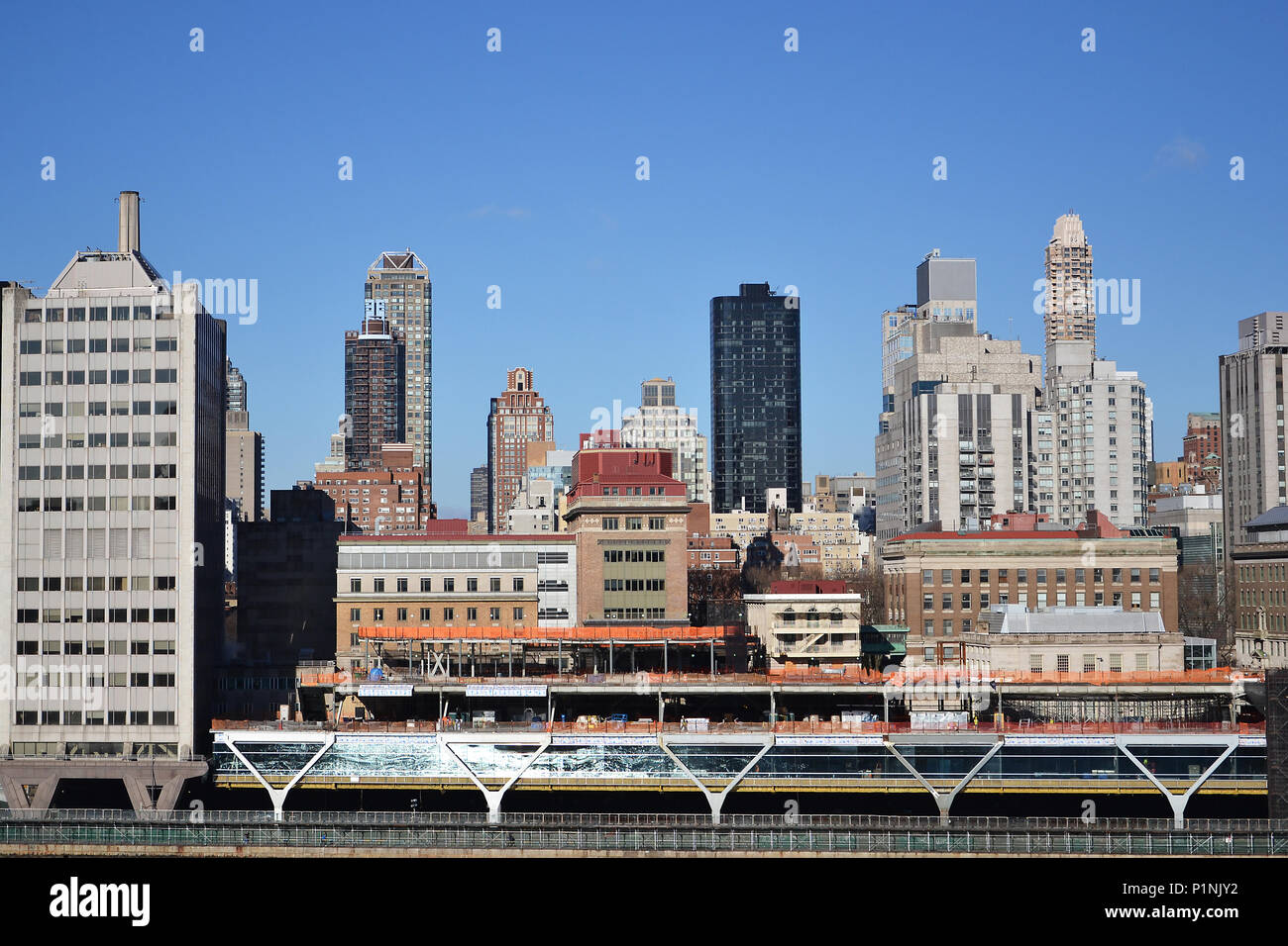 Blick von Roosevelt Island in die Hochhäuser der Upper Eastside, New York USA 2017. Blick von Roosevelt Island zu den Hochhäusern der Upper Eastside, New York USA 2017 Stockfoto