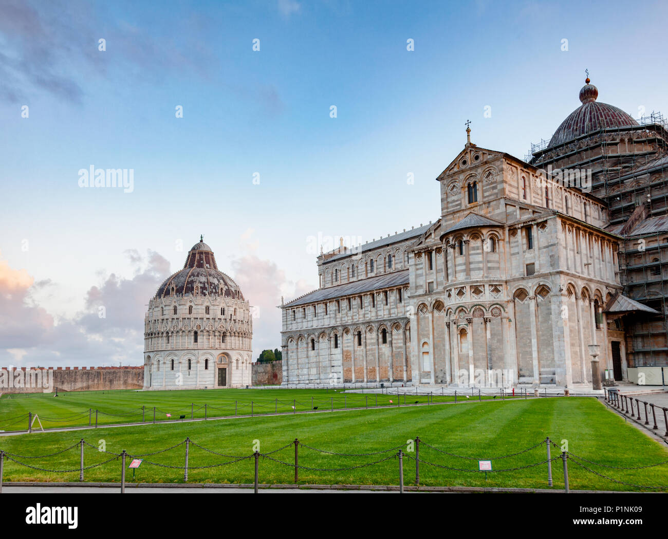 Piazza dei Miracoli (Platz der Wunder) oder die Piazza del Duomo (Domplatz) mit Pisa Baptisterium und Pisa Kathedrale im Morgenlicht, Pisa, Tu Stockfoto