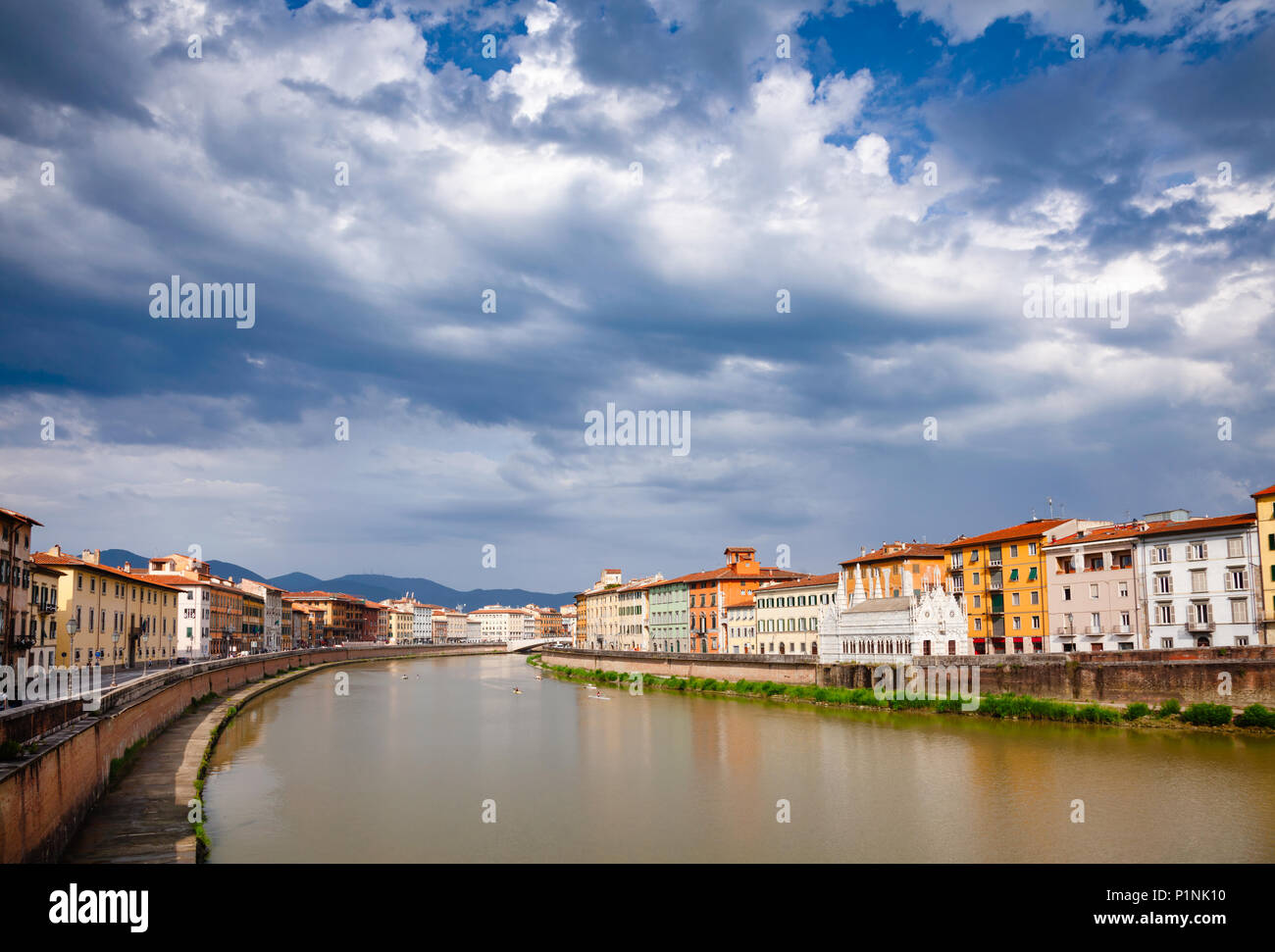 Pisa Stadtbild mit mittelalterlichen waterfront Gebäude und Pisaner gotische Kirche Santa Maria della Spina am Ufer des Flusses Arno, Toskana, Italien Stockfoto