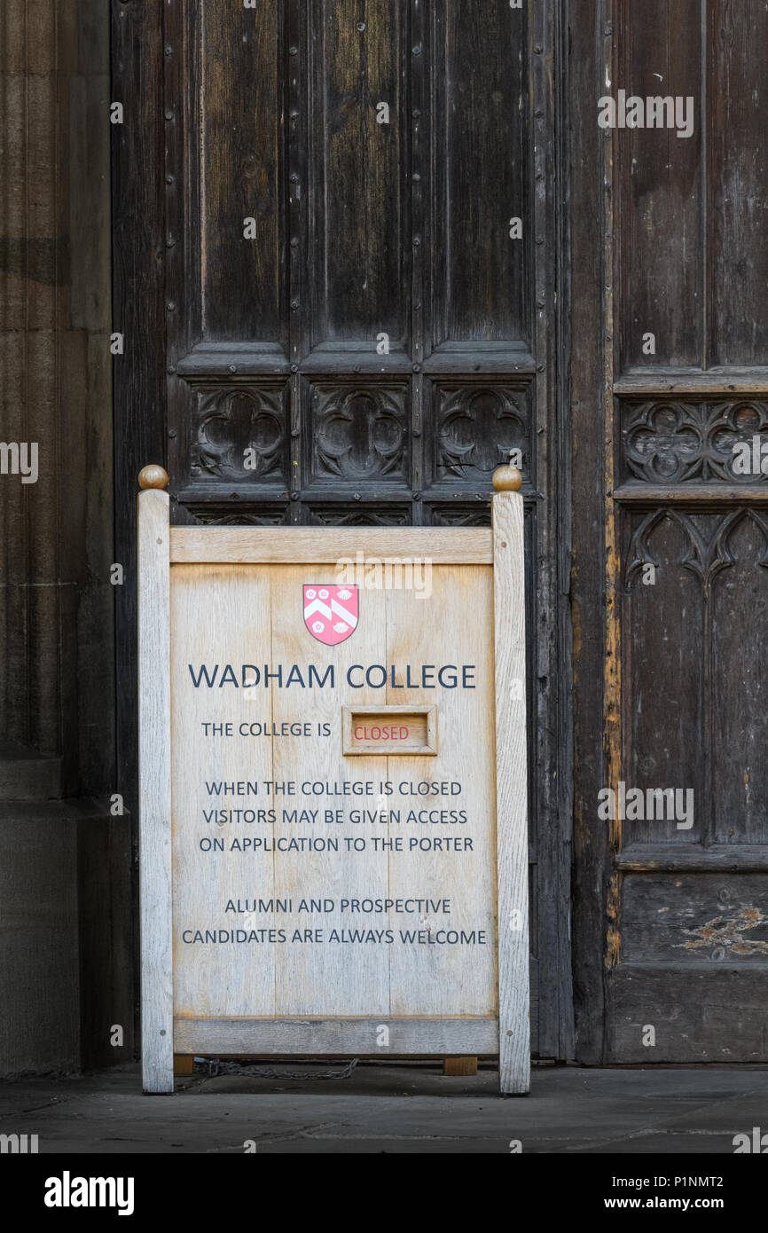 Hinweis vor dem Haupteingang des Wadham College an der Universität Oxford, England. Stockfoto