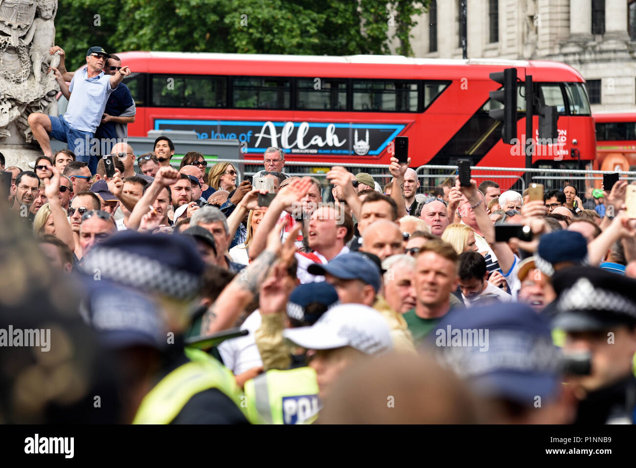 Ironie als Bus Werbung, Liebe zu Allah leitet EDL gegen muslimische Demonstration gegen über Verhaftung von Tommy Robinson. Ironische Stockfoto