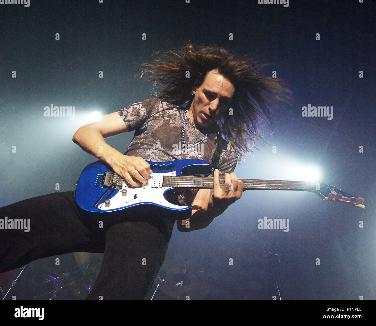 ATLANTA, GA - Juli 19: Gitarrist Steve Vai, der während der G3-Tour in der Stiftshütte in Atlanta, Georgia am 19. Juli 2001. Quelle: Chris McKay/MediaPunch Stockfoto