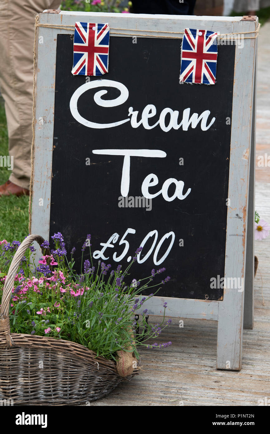 Cream Tea sandwich Board und Union Jack Fahnen auf eine Blume zeigen. Großbritannien Stockfoto