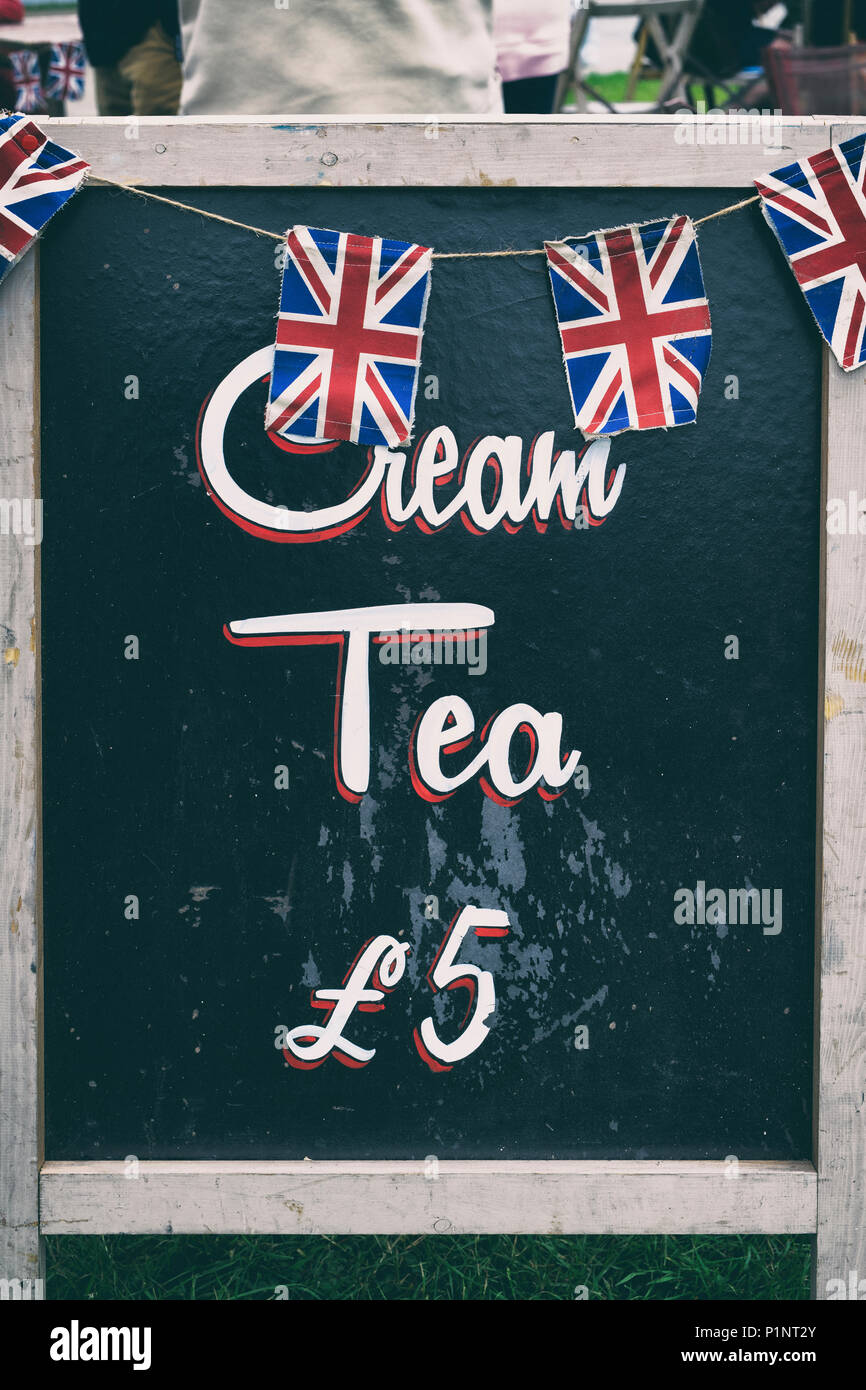 Cream Tea sandwich Board und Union Jack Fahnen auf eine Blume zeigen. UK. Vintage Filter angewendet Stockfoto