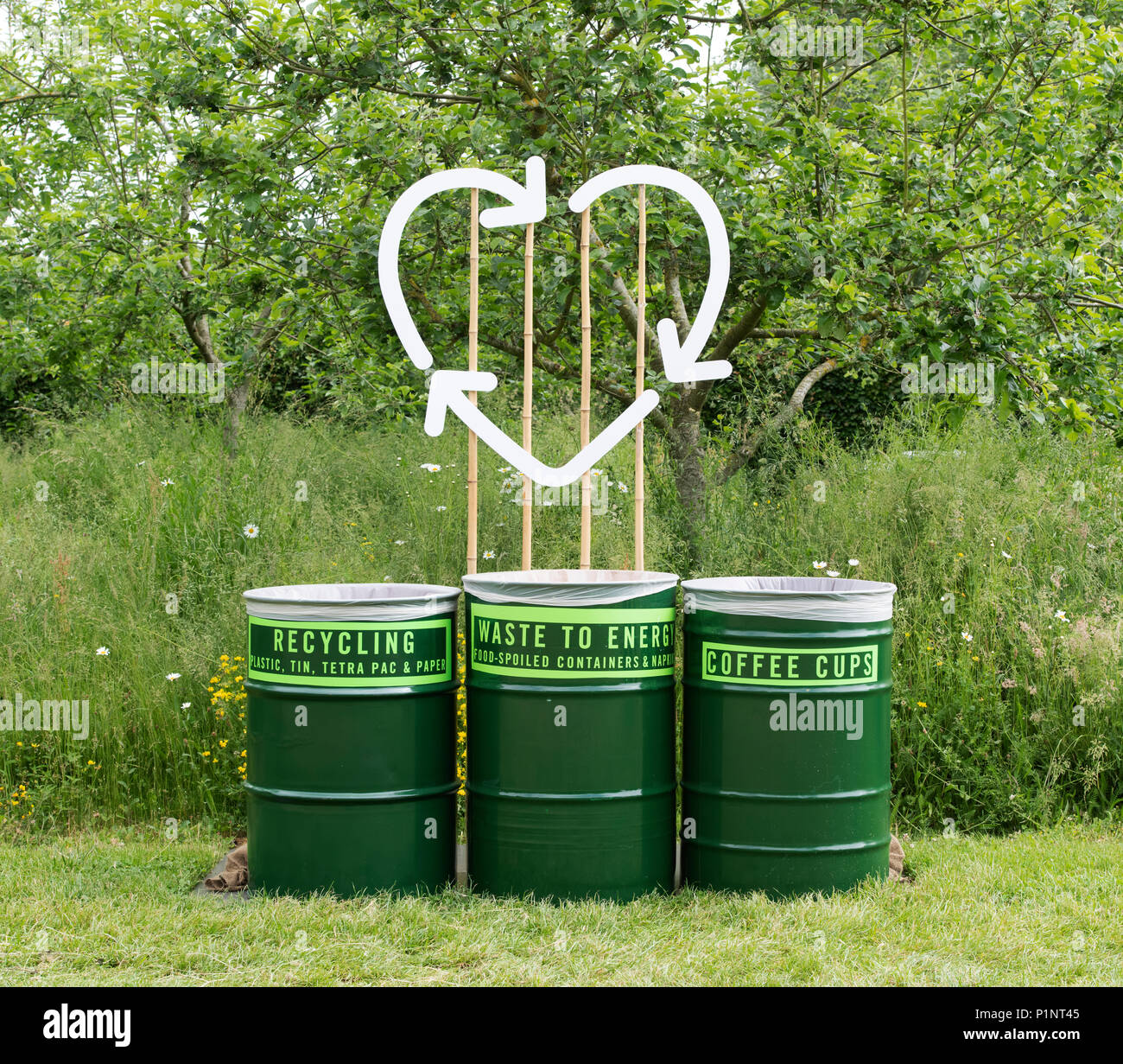 Abfall Recycling bins bei Daylesford Organic Farm Shop Sommer Festival. Daylesford, Cotswolds, Gloucestershire, England Stockfoto