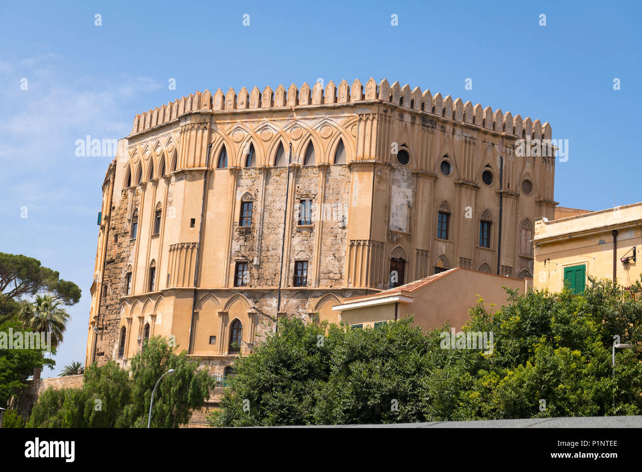 Italien Sizilien Palermo 11. Jh. der Palazzo dei Normandi von Arabern über Punischen Fort Festung jetzt Sitz der sizilianischen Regionalversammlung blauer Himmel Stockfoto