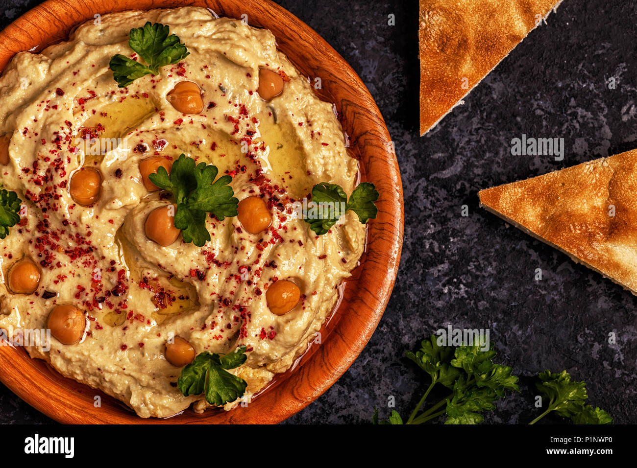 Klassische Hummus mit Petersilie auf die Platte und Fladenbrot. Stockfoto