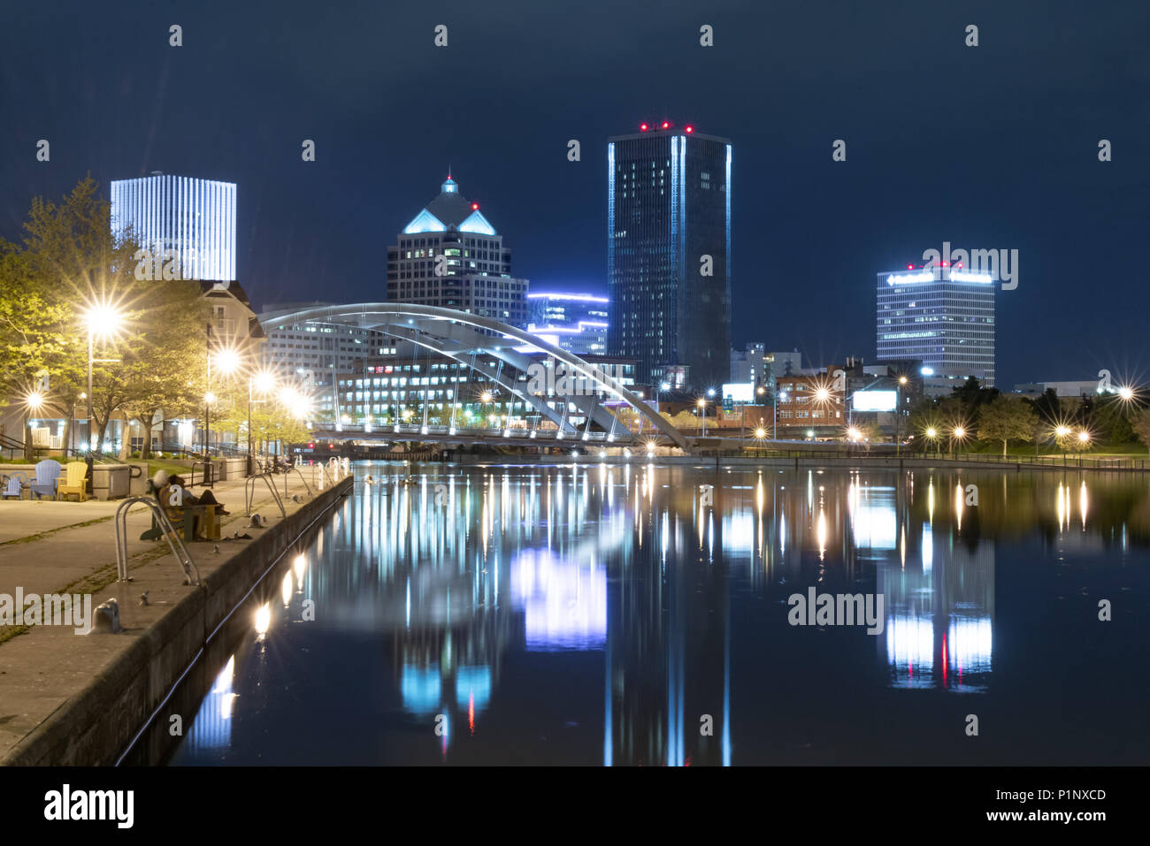 ROCHESTER, NY - 14. MAI 2018: Skyline von Rochester, New York entlang der Genesee River bei Nacht Stockfoto