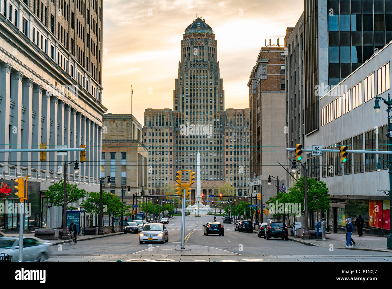 BUFFALO, NY - 15. MAI 2018: Blick nach unten Gericht Straße Richtung Buffalo Stadt Gebäude und McKinley Denkmal in Buffalo, New York Stockfoto
