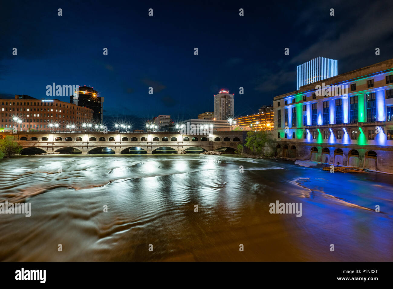 ROCHESTER, NY - 14. MAI 2018: Court Street Bridge in Rochester, New York entlang der Genesee River bei Nacht Stockfoto