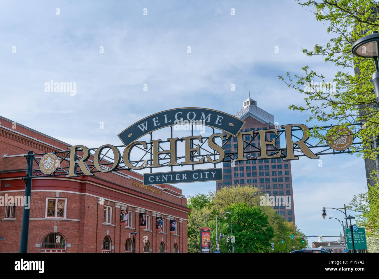 ROCHESTER, NY - 14. MAI 2018: Willkommen in Rochester Zeichen entlang South Clinton Avenue in der Innenstadt von Rochester, New York Stockfoto