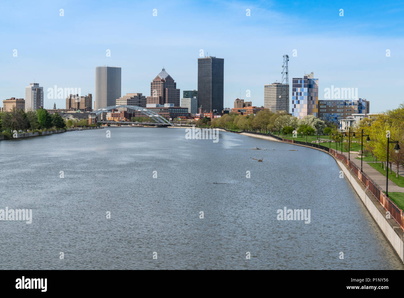 ROCHESTER, NY - 14. MAI 2018: Skyline von Rochester, New York entlang der Genesee River Stockfoto