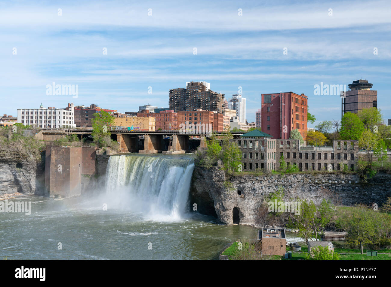 ROCHESTER, NY - 14. MAI 2018: Skyline von Rochester, New York an der hohen Wasserfälle entlang der Genesee River Stockfoto
