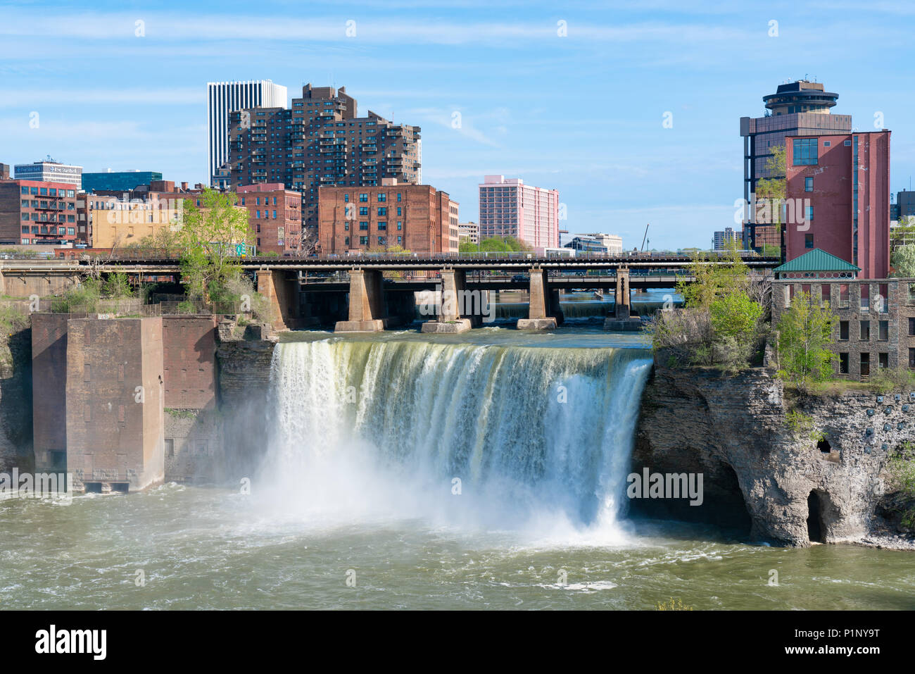 ROCHESTER, NY - 14. MAI 2018: Skyline von Rochester, New York an der hohen Wasserfälle entlang der Genesee River Stockfoto