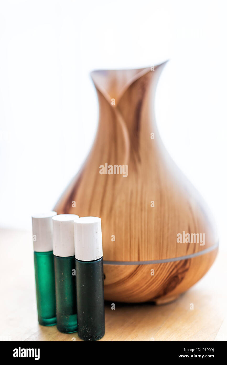 Holz Bambus Diffusor für ätherisches Öl closeup, mit drei grünen dunklen  Glasflaschen, Dampfbad Moderne minimalistische minimale Gesundheit Dampf  Stockfotografie - Alamy