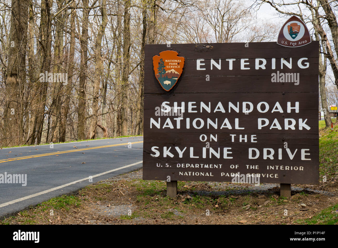 VIRGINIA, USA - 19. APRIL 2018: Willkommen im Shenandoah Nationalpark am Straßenrand Zeichen auf der Autobahn Stockfoto