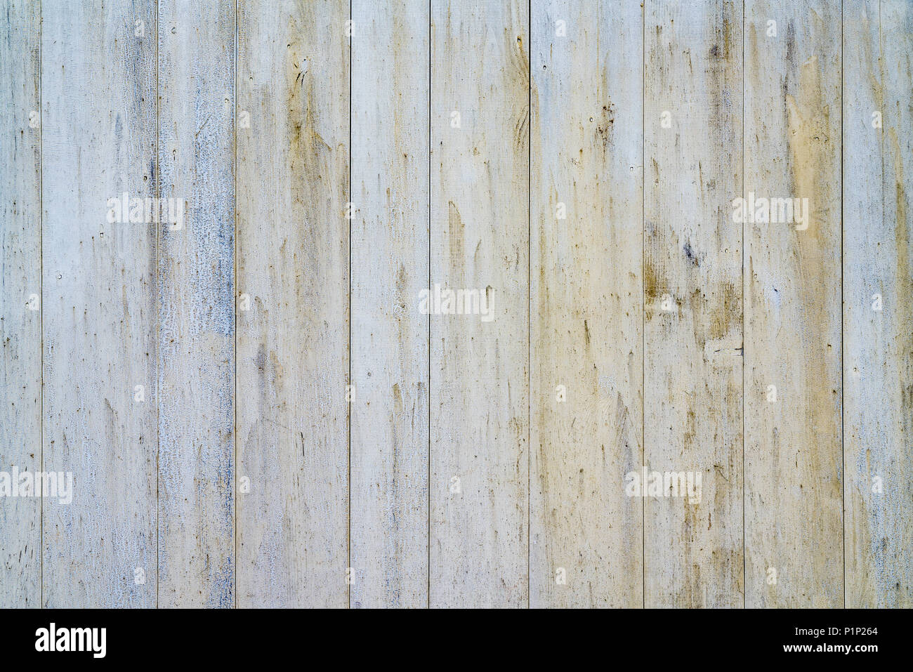 Alte verwitterte White Barn Siding Planken mit abblätternder Farbe Stockfoto