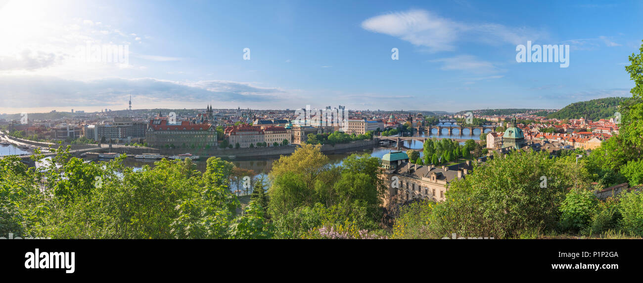 Panorama mit der wunderschönen Hauptstadt Prag, die Hauptstadt der Tschechischen Republik, durch grünen Wald umgeben von Moldau überquert an einem sonnigen Tag im Sommer. Stockfoto