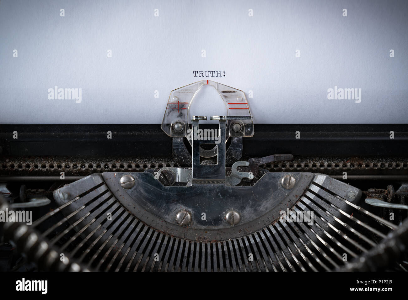 Das Wort Wahrheit auf einer alten Schreibmaschine Stockfoto