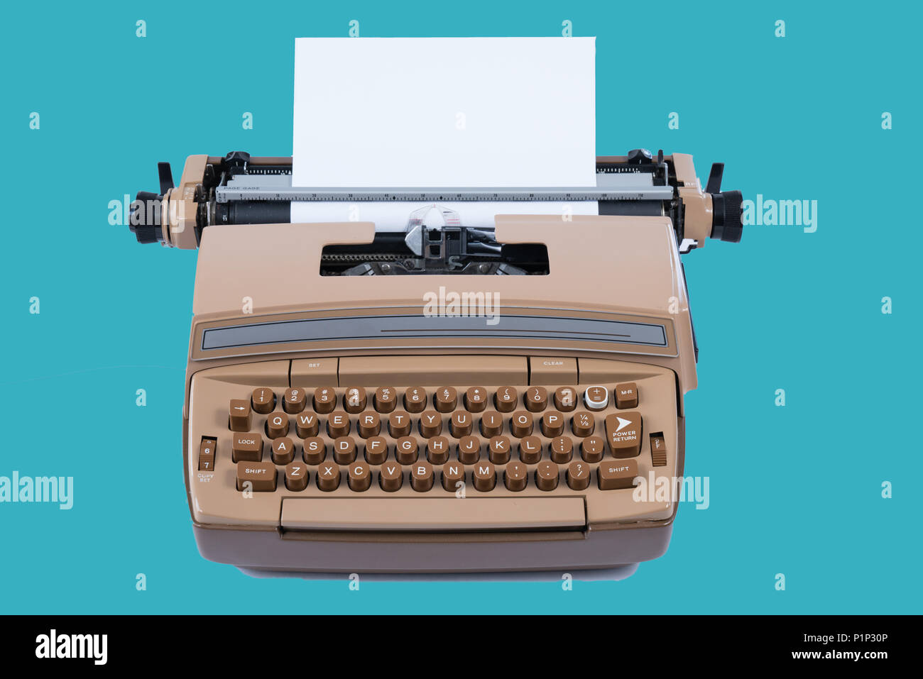 Alte Vintage Schreibmaschine mit Papier auf einem blauen Hintergrund Hintergrund isoliert Stockfoto
