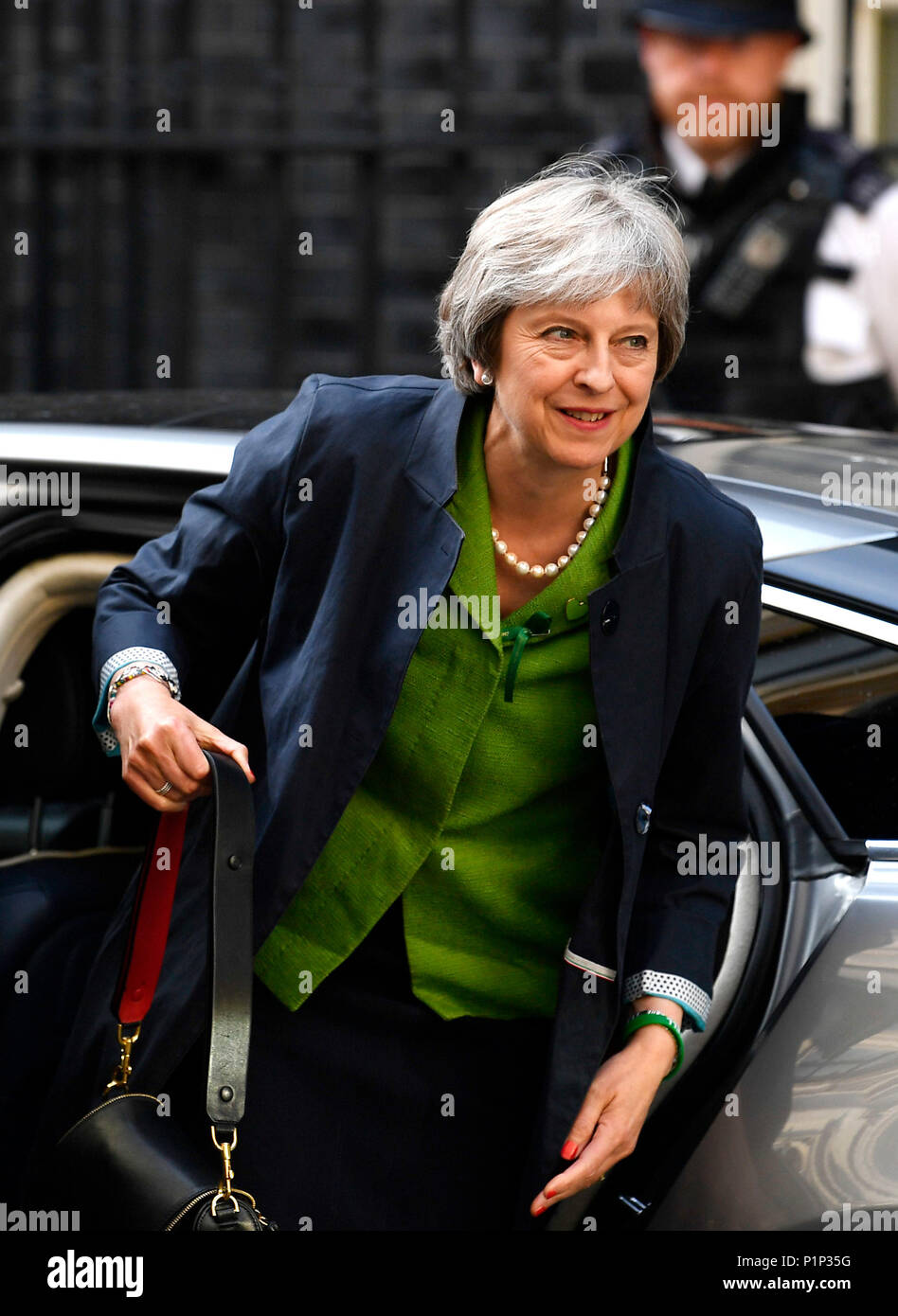 Theresa May kehrt zur Downing Street 10 zurück, als sie eine drohende Rebellion zum Brexit mit Zugeständnissen in letzter Minute durchsah, die den Abgeordneten ein größeres Mitspracherecht beim endgültigen Austrittsabkommen geben und einen „No-Deal“-Austritt der EU nahezu unmöglich machen könnten. Stockfoto