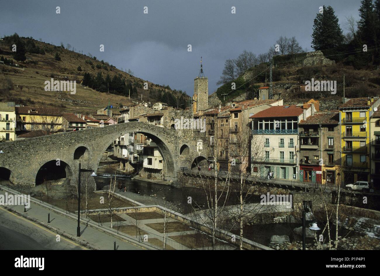 Camprodón, "Pont Nou" (Puente mittelalterlichen) sobre el Río Ter; núcleo Antiguo del Pueblo (ripollés). Stockfoto