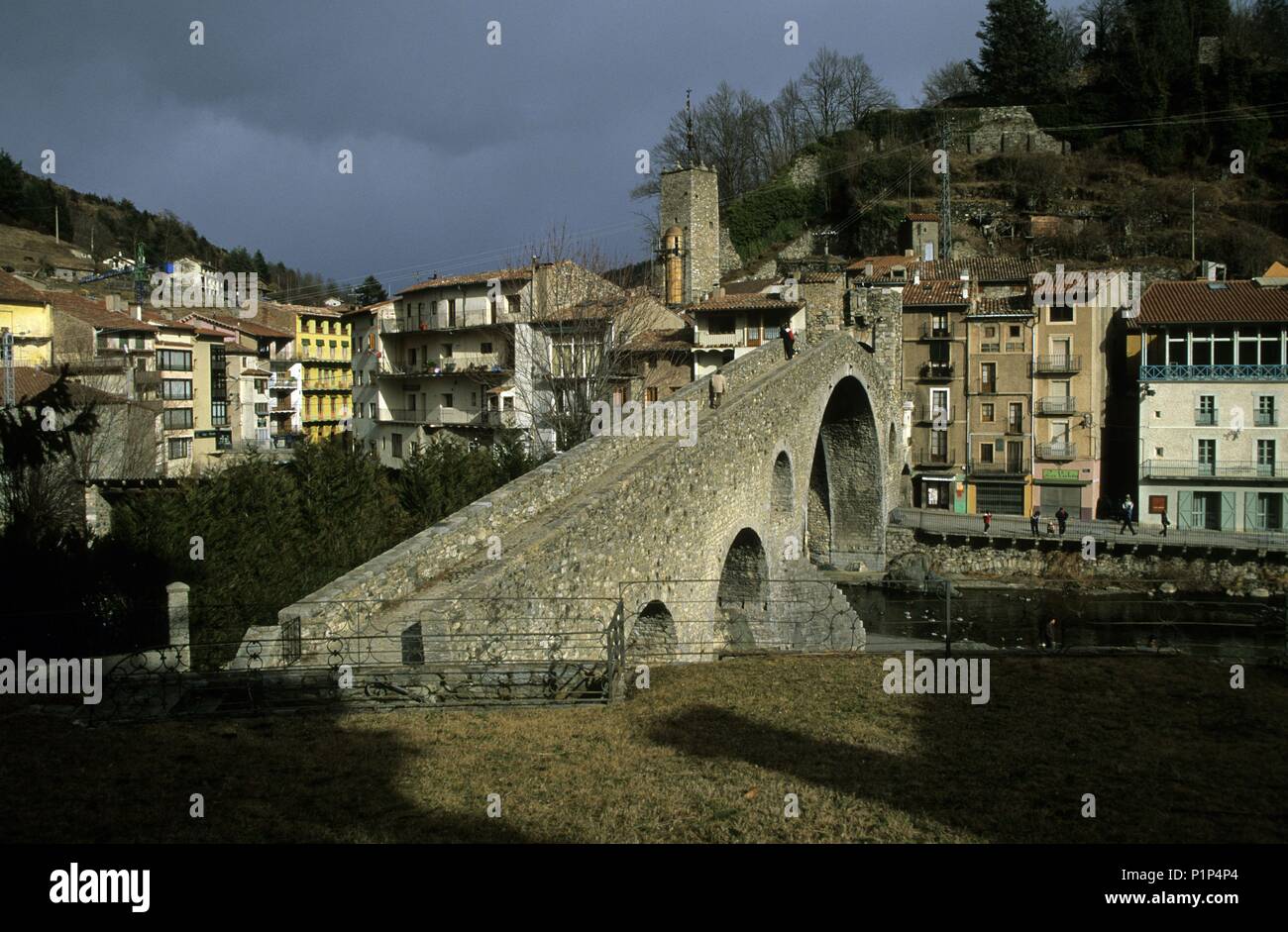 Camprodón, "Pont Nou" (Puente mittelalterlichen) sobre el Río Ter; núcleo Antiguo del Pueblo (ripollés). Stockfoto