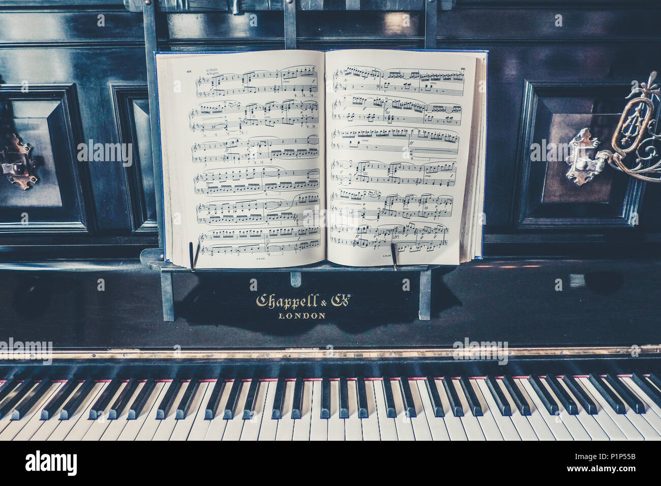 Altes Klavier im Fenster Licht Stockfoto