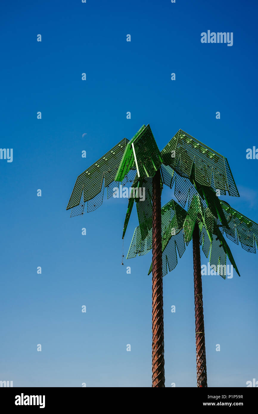 Künstliche grün Metall Palmen mit blauem Himmel Hintergrund im Park Fiction Hamburg. Eine künstlerische und gesellschaftspolitische Projekt im kleinen Park in der Nähe von St. Pauli, Hamburg Stockfoto