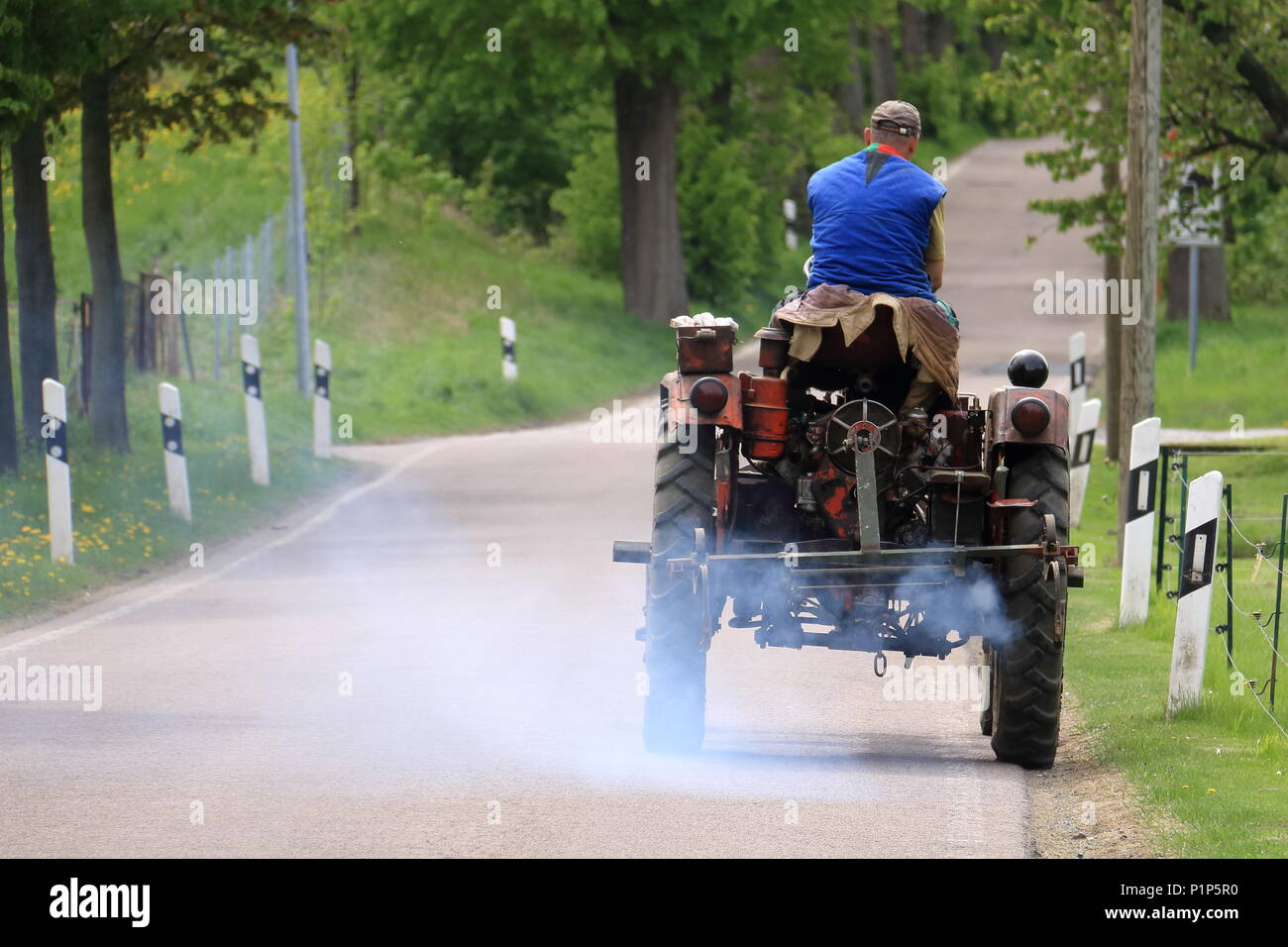 Alten Traktor mit rauchenden Auspuff Stockfotografie - Alamy