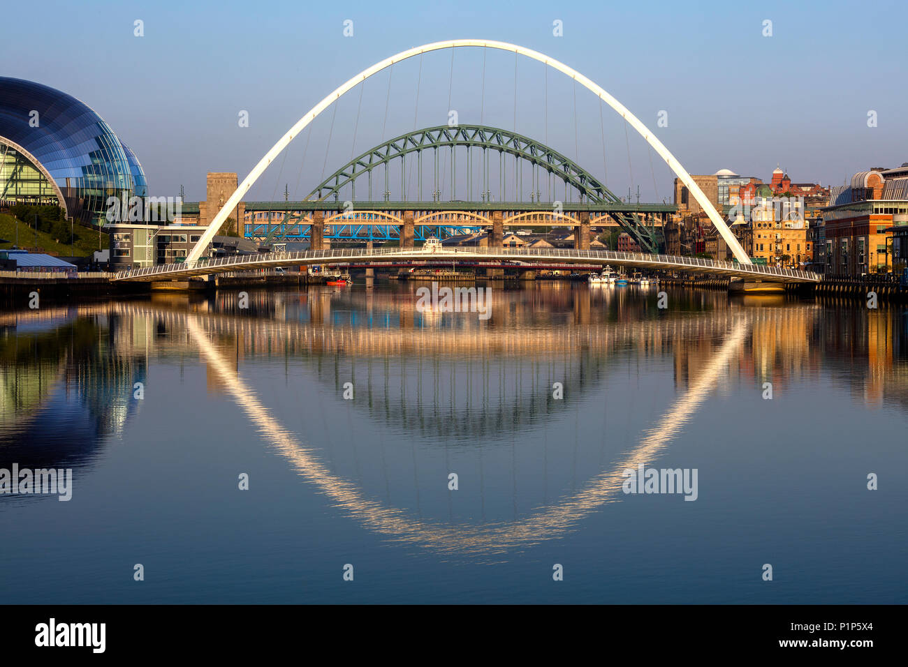 Dämmerung auf Newcastle Quayside mit Blick auf den Fluss Tyne Brücken, Newcastle upon Tyne, Tyne & Wear, North East England, Vereinigtes Königreich Stockfoto