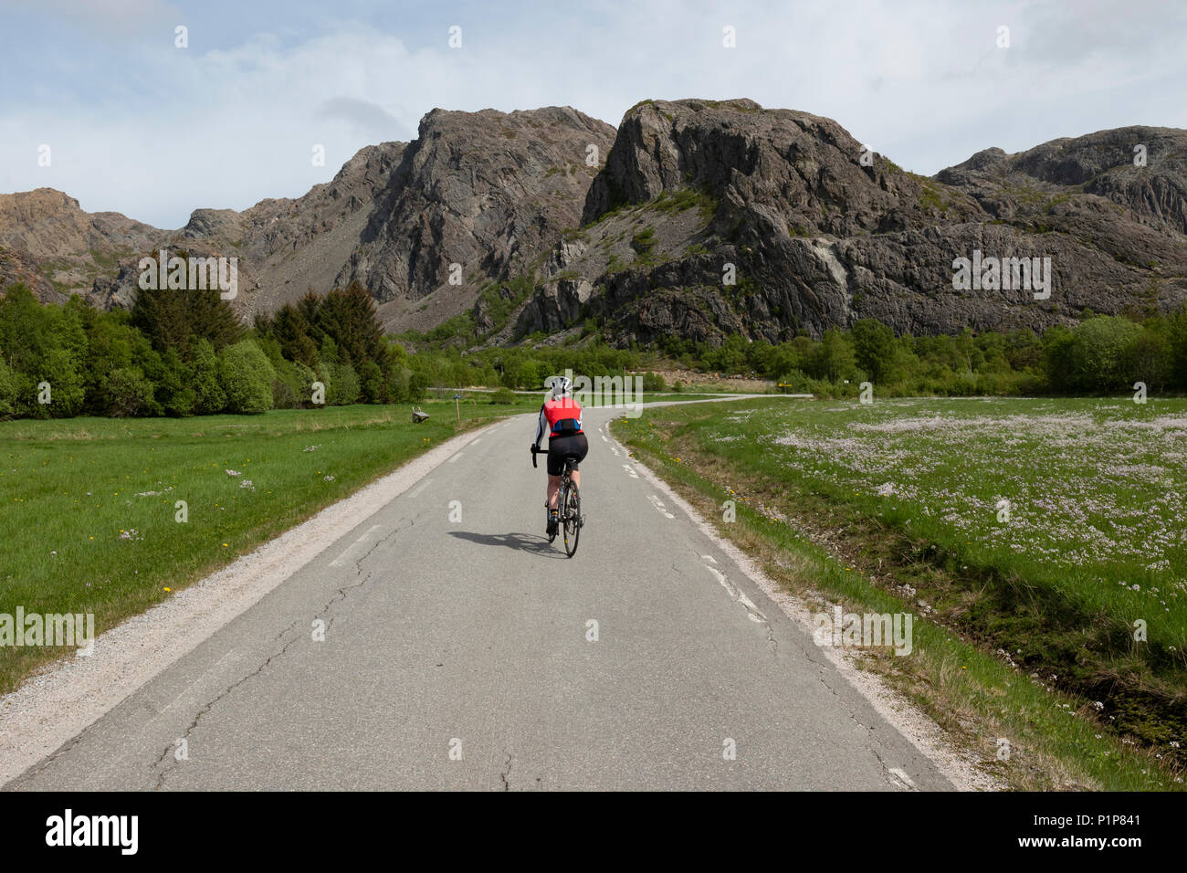 Weibliche Radfahrer Radfahren auf Leka Island, Norwegen Stockfoto