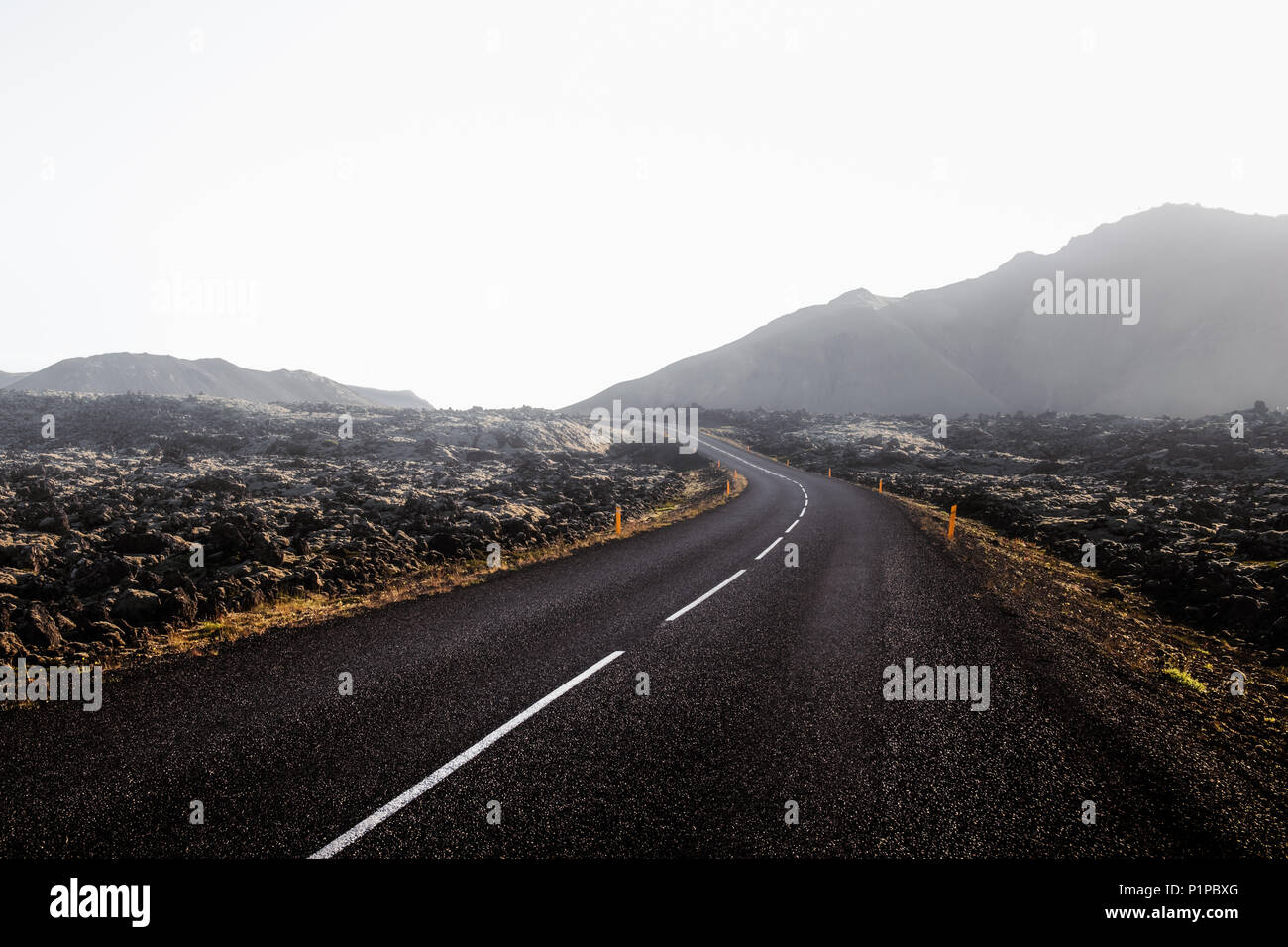 Typische Island Landschaft mit Straße Stockfoto