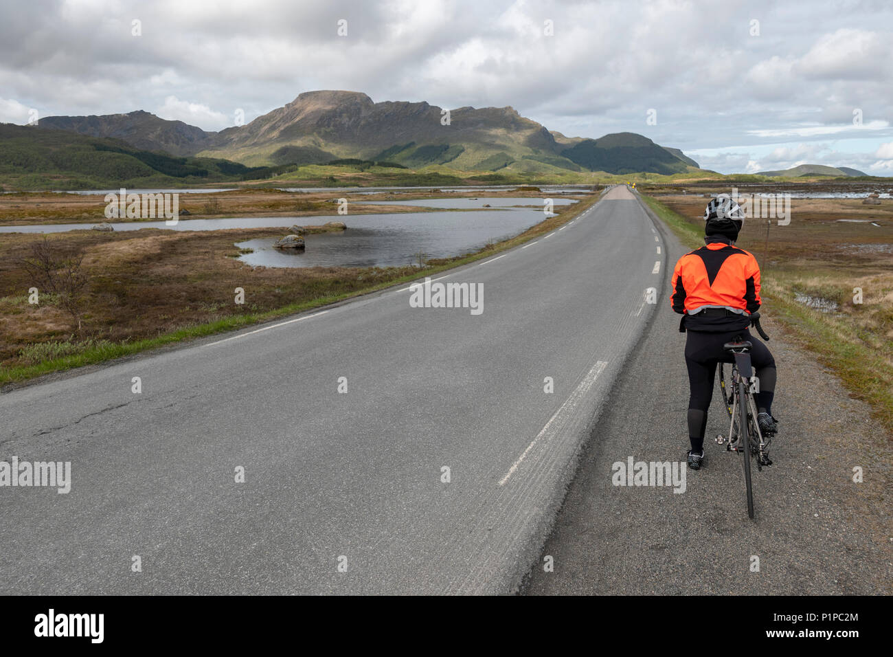 Weibliche Radfahrer in den Lofoten Inseln, Norwegen Stockfoto
