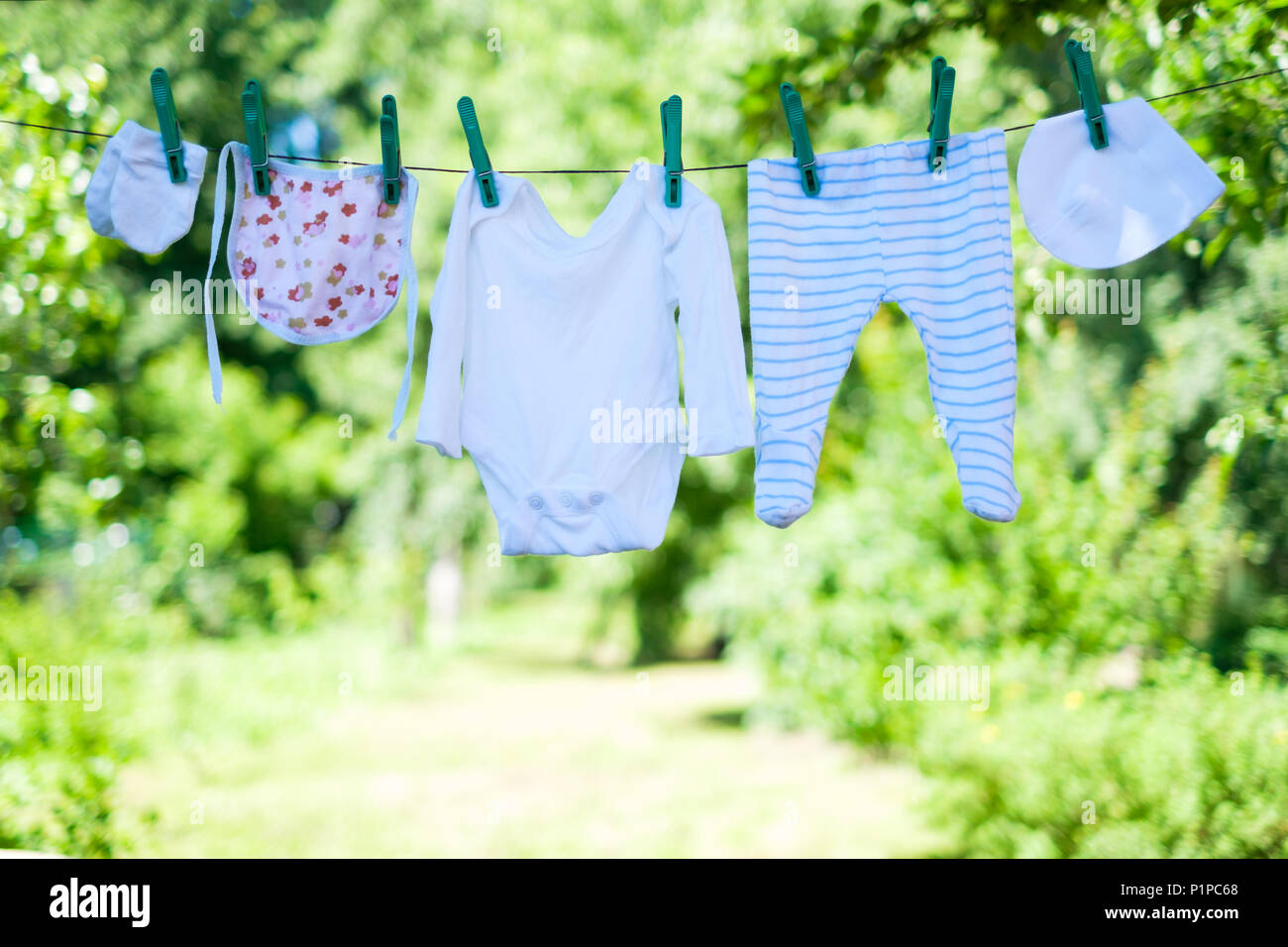 Baby Kleidung auf die wäscheleine im Garten Stockfoto