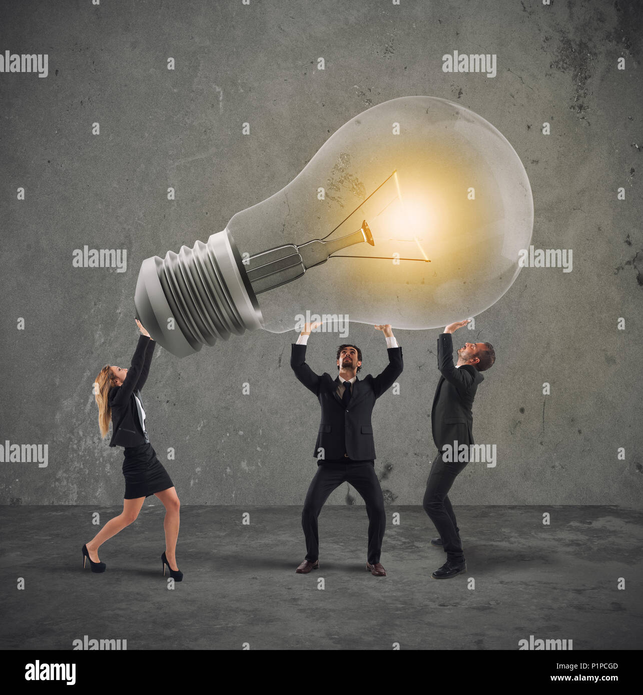 Geschäftsleute halten einer Glühlampe. Konzept der neuen Idee und Unternehmensgründung Stockfoto