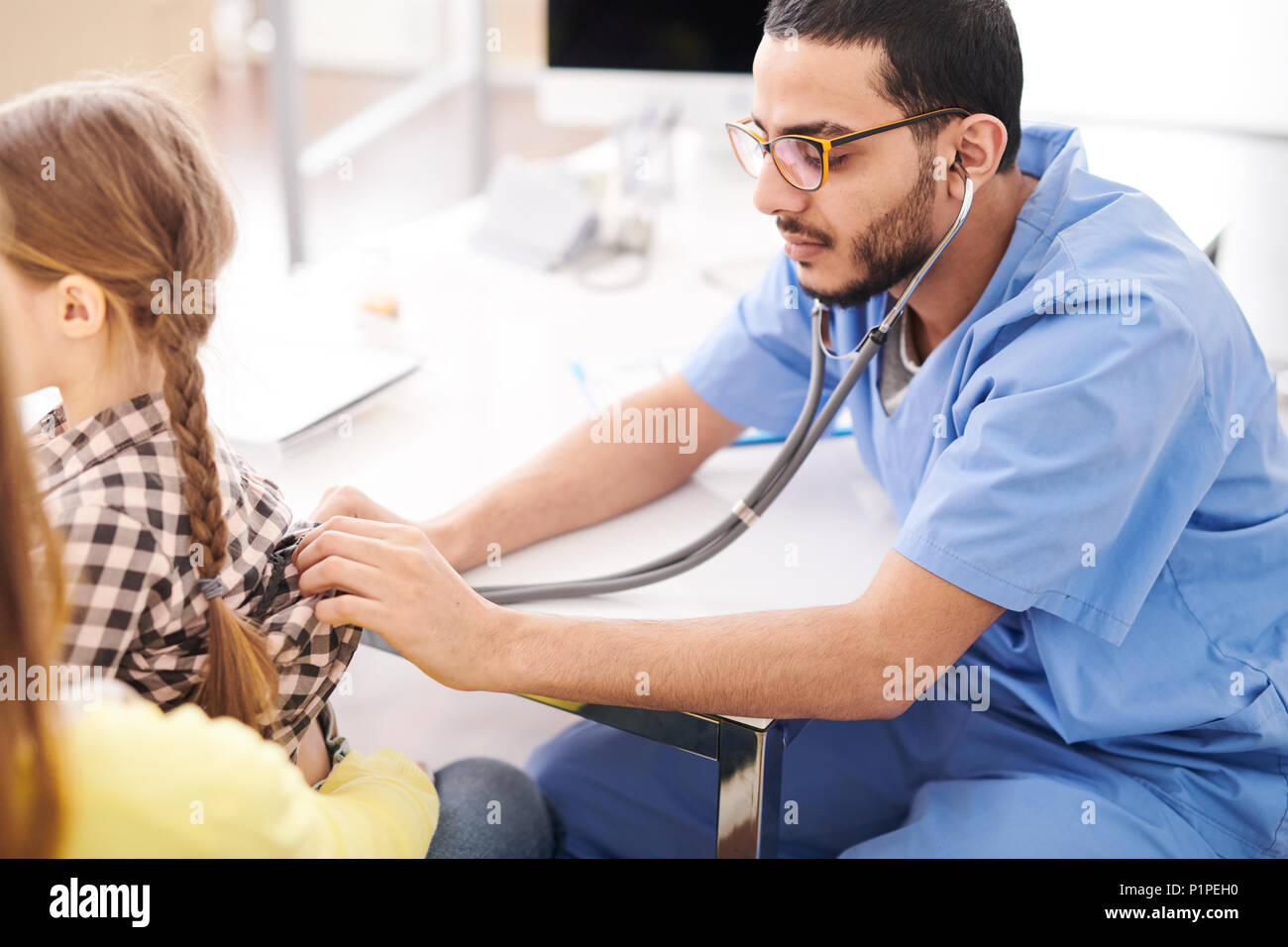 Kinderarzt untersuchen Kind Stockfoto