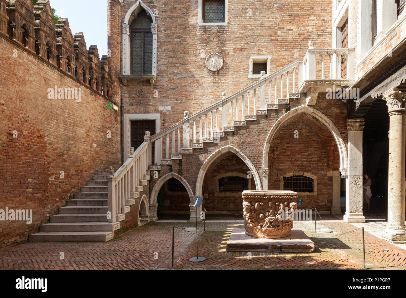 Der Innenhof des Palazzo Ca D'Oro Cannaregio, Venedig, Venetien, Italien mit der 1427 auch Leiter (Pozzo) von Bartolomeo Don und Treppe auf Lancet Bögen Stockfoto