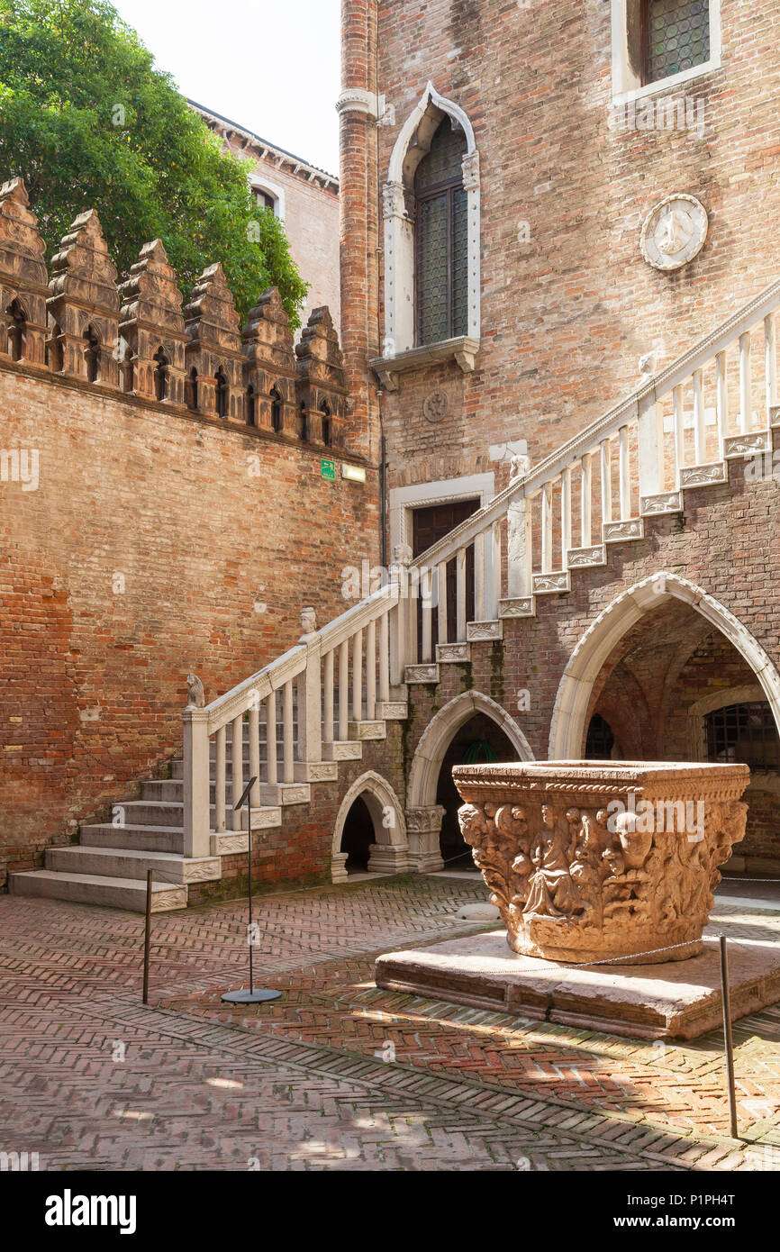 Der Innenhof des Palazzo Ca D'Oro Cannaregio, Venedig, Venetien, Italien mit der 1427 auch Leiter (Pozzo) von Bartolomeo Don und Treppe auf Lancet Bögen Stockfoto