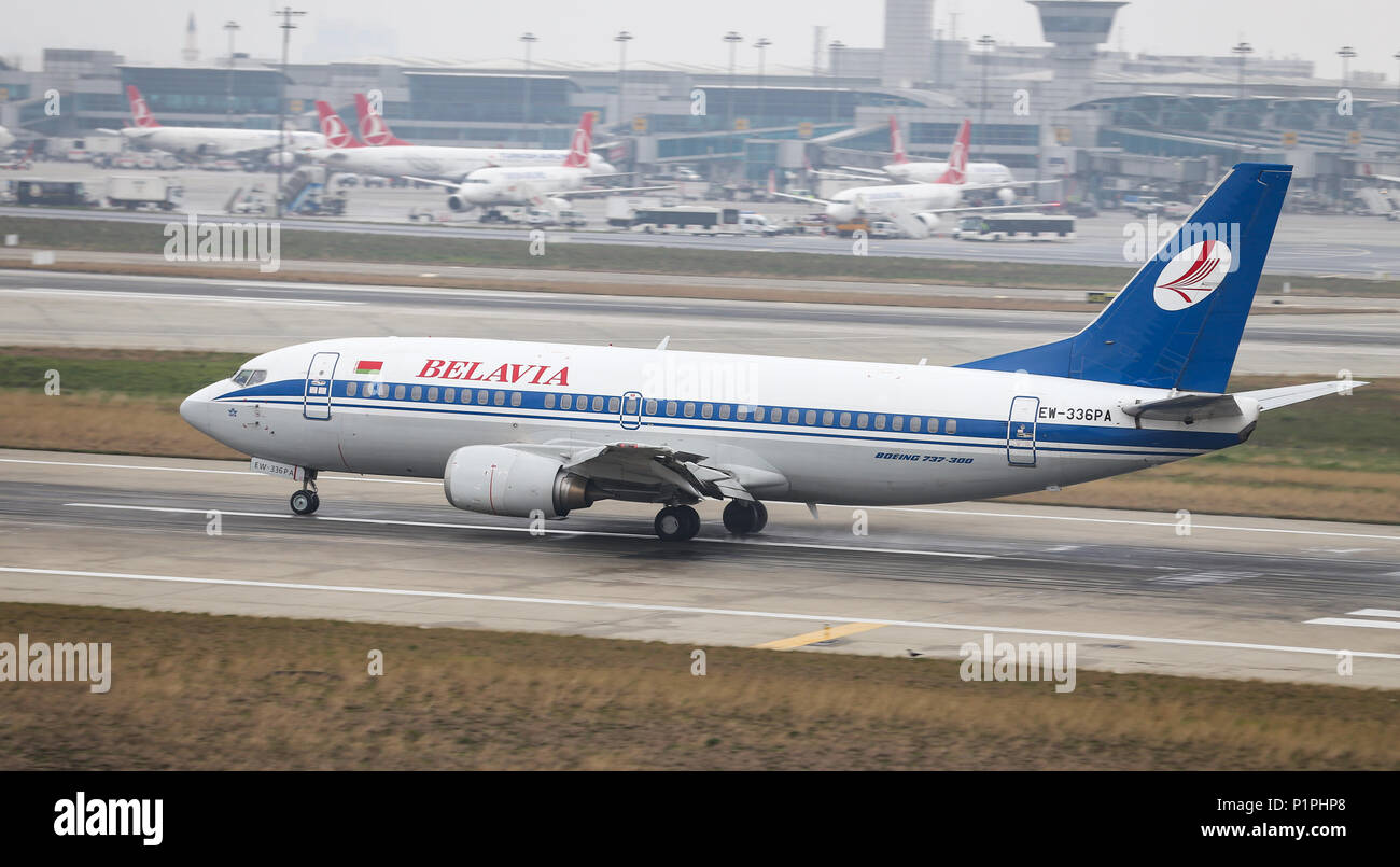 Istanbul Turkei 04 Marz 2018 Belavia Belarusian Airlines Boeing 737 3 Q8 Kn26312 Landung Flughafen Istanbul Ataturk Belavia Hat 26 Flotte Siz Stockfotografie Alamy