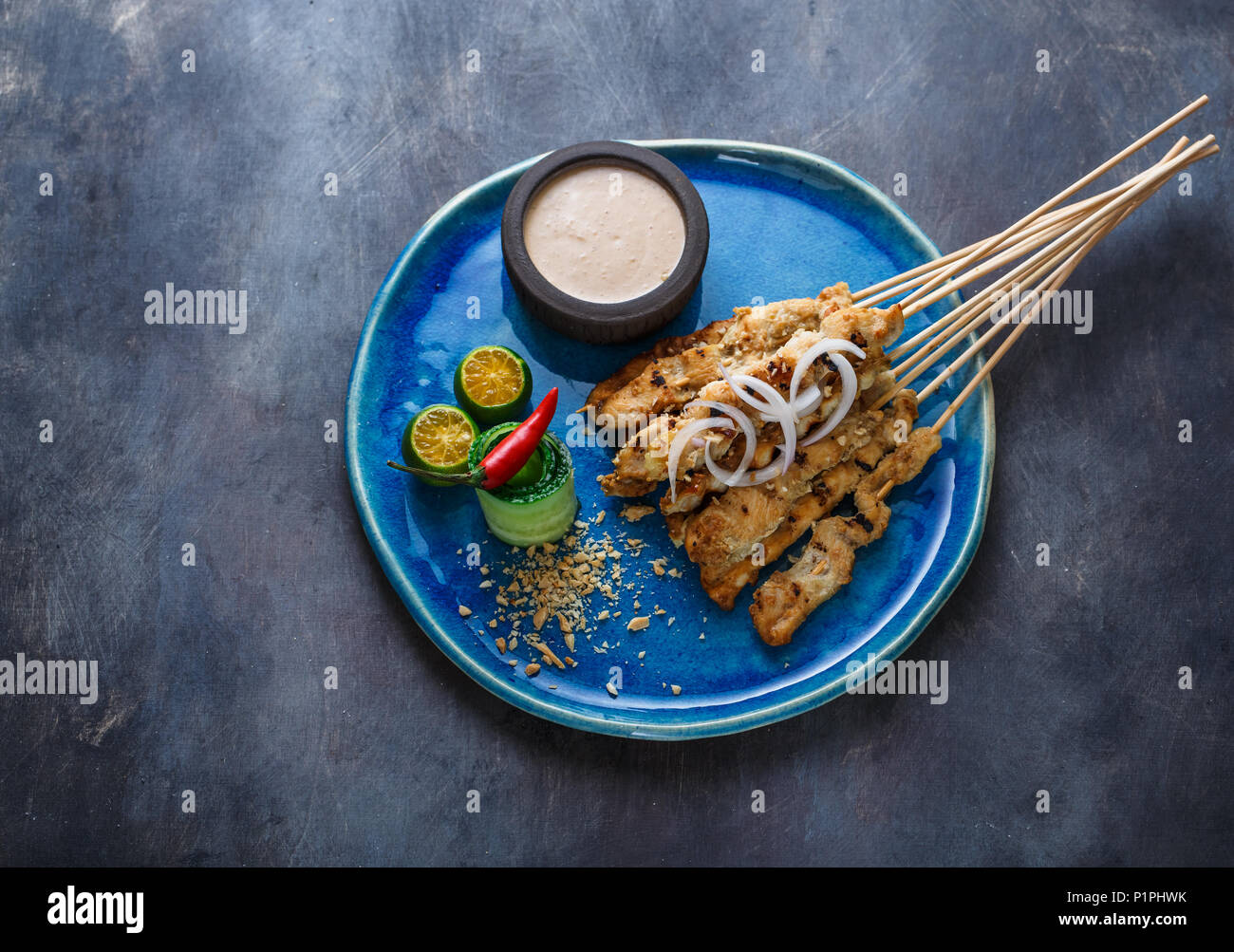 Satay Ayam oder malaysischen Fleischspieße mit Erdnuss saucem Copyspace. Stockfoto